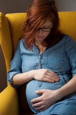 schwangere Frau sitzend
