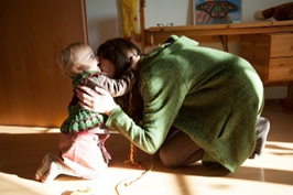 Mutter spielt mit Kind Mutter spielt mit Kind