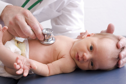Baby wird von Ärztin untersucht